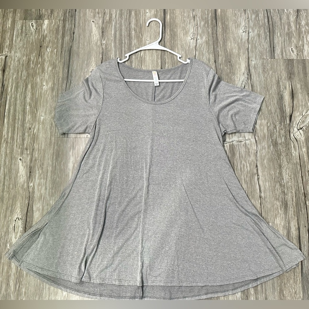 LuLaRoe Gray Perfect Tee size Medium